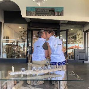 Patrick et Cécilia Salvany devant leur boutique Cab'océane sur le port de Royan où ils proposent des objets décoratifs en bois flotté