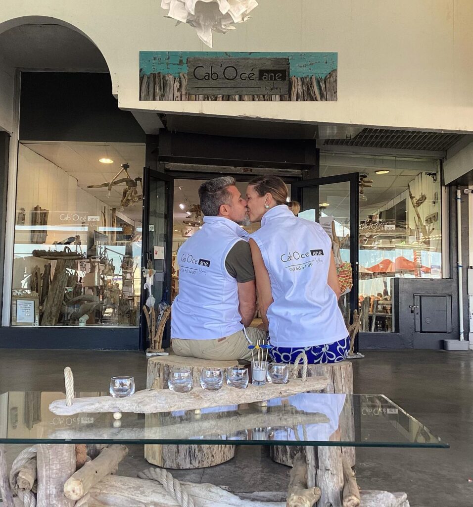 Patrick et Cécilia Salvany devant leur boutique Cab'océane située sur le port de Royan qui propose des créations artisanales en bois flotté